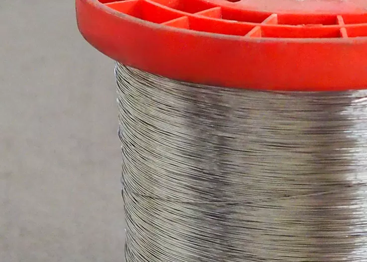 Alambre de acero inoxidable para una manguera flexible de trenza